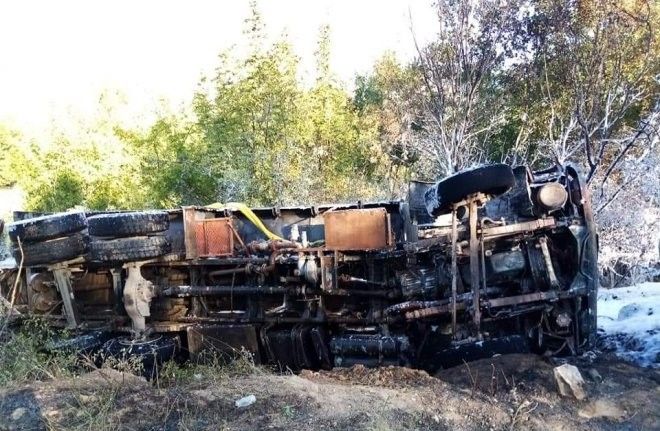 Keles’te şarampole yuvarlanan kamyon ormanlık alanda alev adı