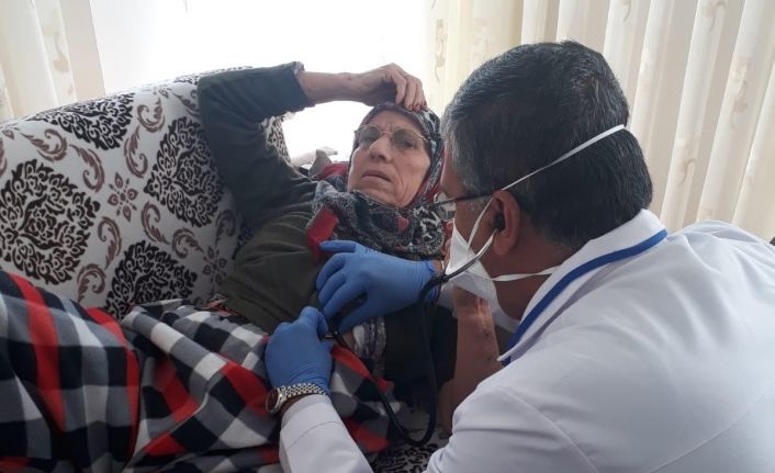 Kepez’de yatağa bağımlı hastalar için evde aşı uygulaması