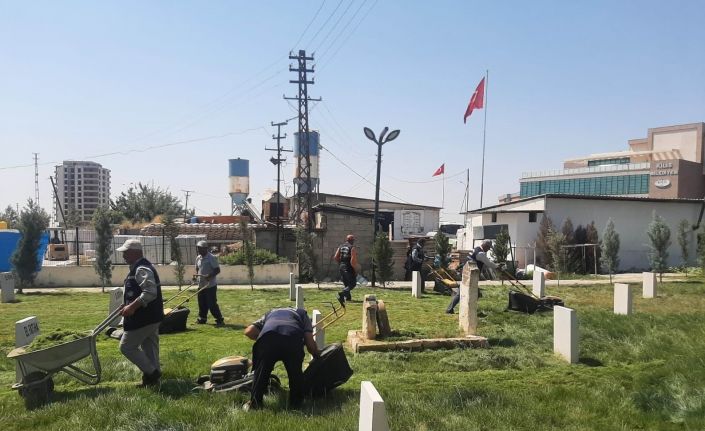 Kilis’te parkların bakımı 40 dereceyi aşan sıcağa rağmen aksamıyor