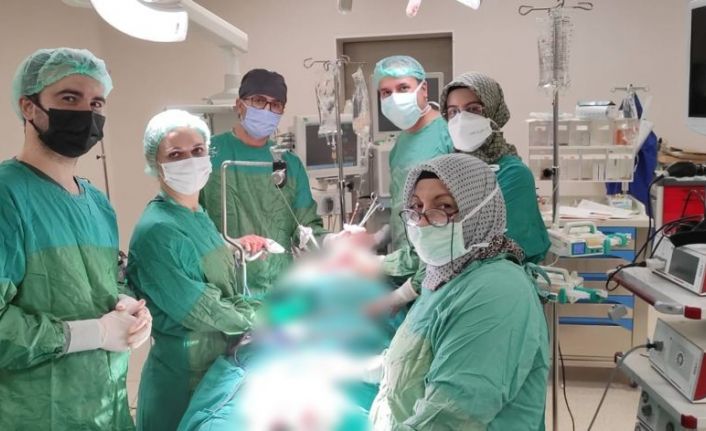 Kitle nedeni ile nefes darlığı ve yutma güçlüğü çeken hasta Fethi Sekin Şehir Hastanesi’nde sağlığına kavuştu