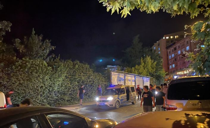 Kız yurduna karşı cinsel içerikli hareket yapan genç sokak ortasında darp edildi