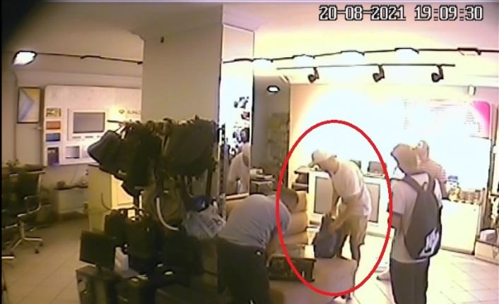 Kızının çantasını çalan hırsıza seslendi: "Kamera kayıtları var, çantayı getirmezsen polise ihbar edeceğim"