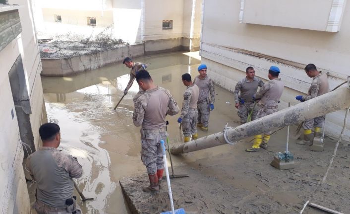 Komandolar afet bölgesinde