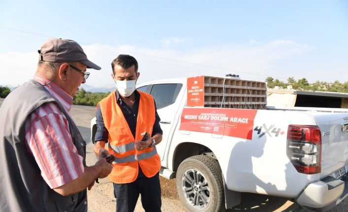 Konyaaltı Belediyesi, gezici şarj dolum aracı ile vatandaşların şarj ihtiyacını karşılıyor.