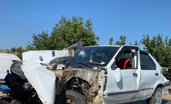 Köprü korkuluklarını yıkan araç dere yatağına uçtu: 1 yaralı