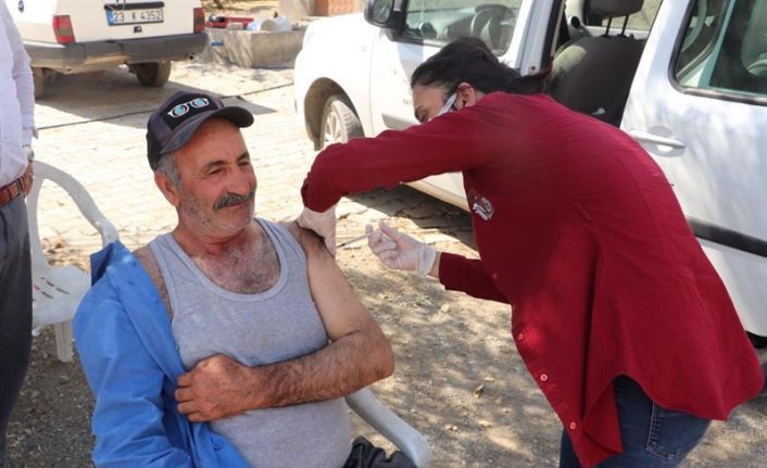 Kovancılar ’da aşı seferberliği, ekipler kapı kapı dolaşıp vatandaşları aşılıyor