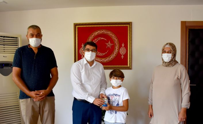 Küçük Muhammet afetzedeler için kumbarasını bağışladı