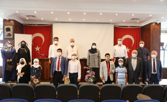 Kur’an Kursu öğrencileri ’Hafızlık ve Kur’an-ı Kerim’i Yüzünden Güzel Okuma Yarışması’nda ter döktü