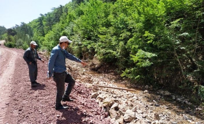 Kütahya’da selden zarar gören köyün içme suyu isale hattı onarılıyor
