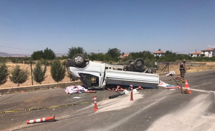 Lastiği patlayan kamyonet bariyerlere çarpıp ters döndü: 1 ölü, 2 yaralı