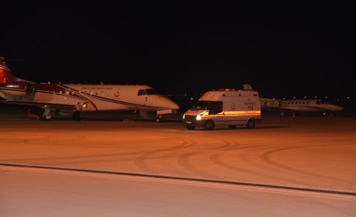 Lübnan’daki akaryakıt tankeri patlamasında ağır yaralanan 3 kişi ambulans uçakla Türkiye’ye getirildi