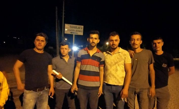 Mahallenin giriş ve çıkışlarında nöbet tutmaya başladılar