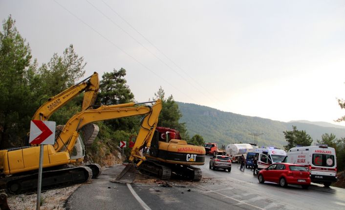 Manavgat yangınında çalışan Karaman Gönüllü Hafriyatçılar Birliği konvoyunda kaza: 1 yaralı