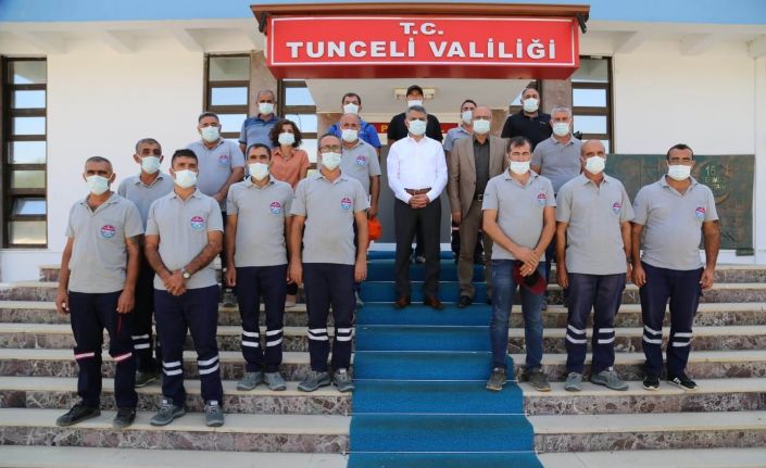 Manavgat’taki yangın söndürme çalışmalarına katılan ekip Vali Özkan’la bir araya geldi