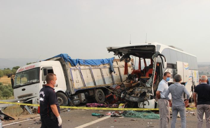 Manisa’da 6 kişinin öldüğü 42 kişinin yaralandığı kazada otobüsün çarptığı kamyonun sürücüsü tutuklandı