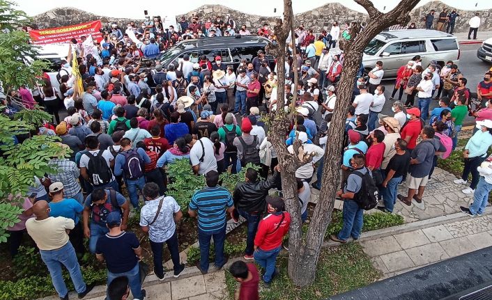 Meksika Devlet Başkanı Obrador, aracının etrafını saran göstericiler ile görüşmeyi kabul etti