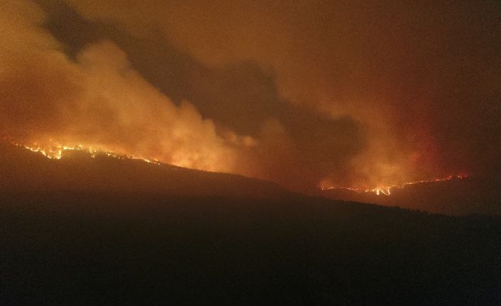 Menteşe’de 2 köy daha boşaltıldı, alevlerin sardığı bölge kızıla büründü
