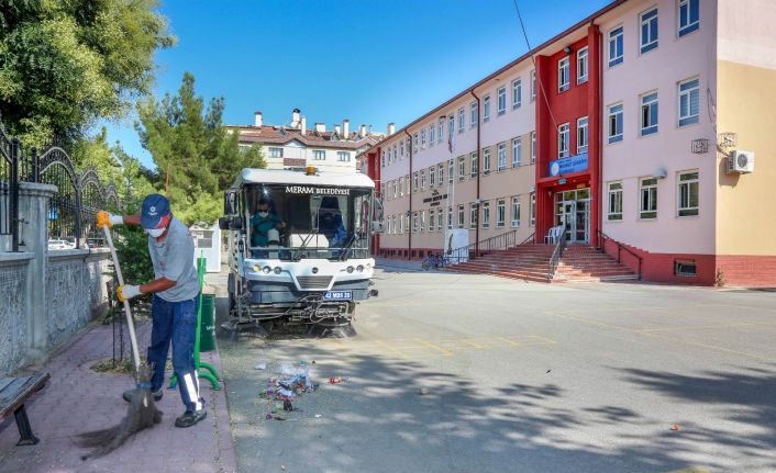 Meram’da eğitim yılı öncesi okul bahçeleri temizleniyor