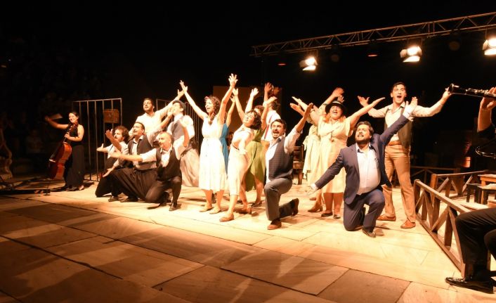 Mersin Büyükşehir Şehir Tiyatrosu, Torbalı Metropolis Tiyatro Festivali’nin açılışını yaptı