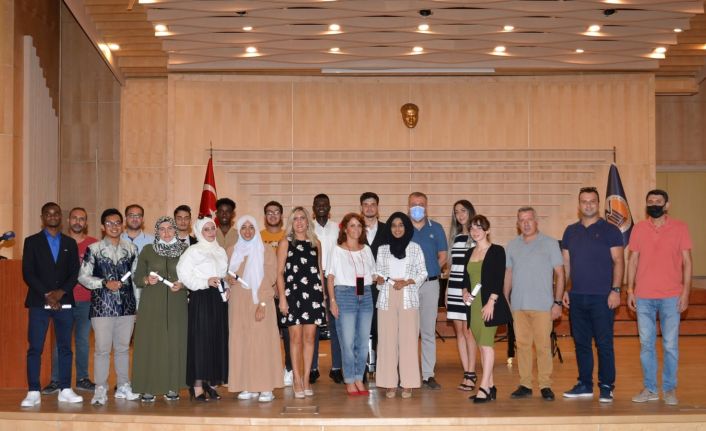 Mersin Üniversitesinde Türkçe eğitimi alan yabancı öğrenciler törenle mezun oldu