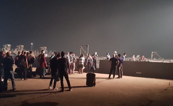 Milli Savunma Bakanlığı: "Muğla’nın Milas ilçesindeki orman yangınının bölgedeki termik santraline yaklaşması üzerine, iskelede toplanan vatandaşlarımız Deniz Kuvvetleri Komutanlığımıza ait çıkarma gemilerimizle emniyetli bölgelere tahliye ediliyor.&