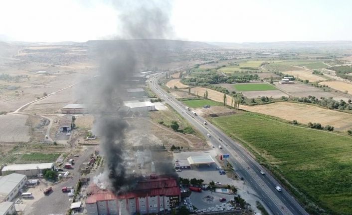 Mobilya fabrikasında çıkan yangına 10 araç ile 42 itfaiye personeli müdahale etti
