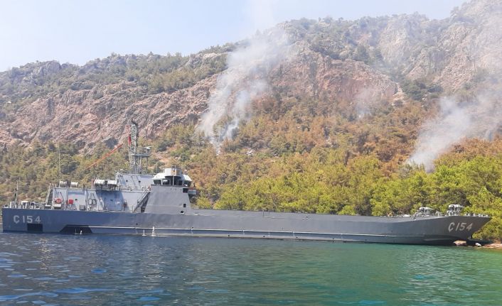 MSB paylaştı: "Çıkarma gemileri, kara yolu ile ulaşım olmayan bölgelerde denizden yangınlara müdahale ediyor"