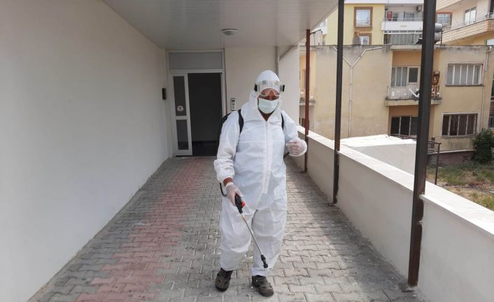 Mut Belediyesi, Covid-19 görülen apartmanları dezenfekte ediyor