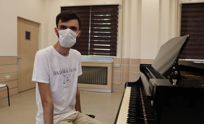 Nadir görülen ’absolut’ müzik kulağına sahip otizmli Kerem, üniversiteden mezun oldu