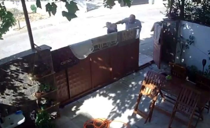Öfkeli adam komşusu olan kadını defalarca yumrukladı, hiçbir şey olmamış gibi çekip gitti