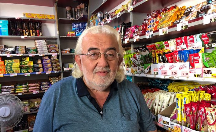 Öğrencilerin ‘Fatih amcası’ 46 yıllık bakkal: “30 seneki önceki öğrenciler gelip boynuma atlıyor”