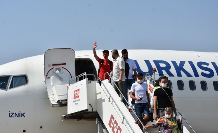 Olimpiyatlarda sırıkla atlamada final yarışan milli atlet Ersu Şaşma, Türkiye’ye döndü