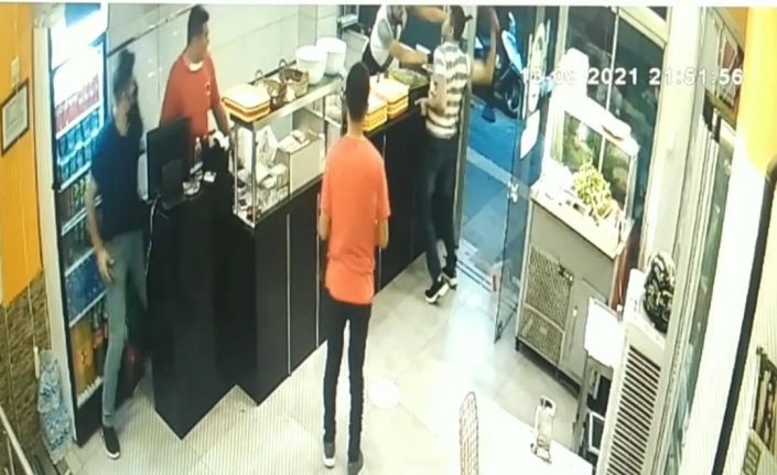 Önce ustayı bıçakladı, ardından dükkanı dağıttı: Bıçaklı saldırı güvenlik kamerasına yansıdı