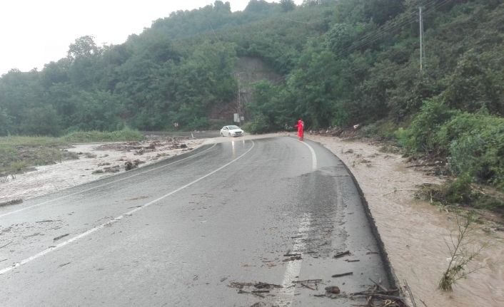 Ordu’da sağanak nedeniyle dere taştı, yol geçici olarak ulaşıma kapandı