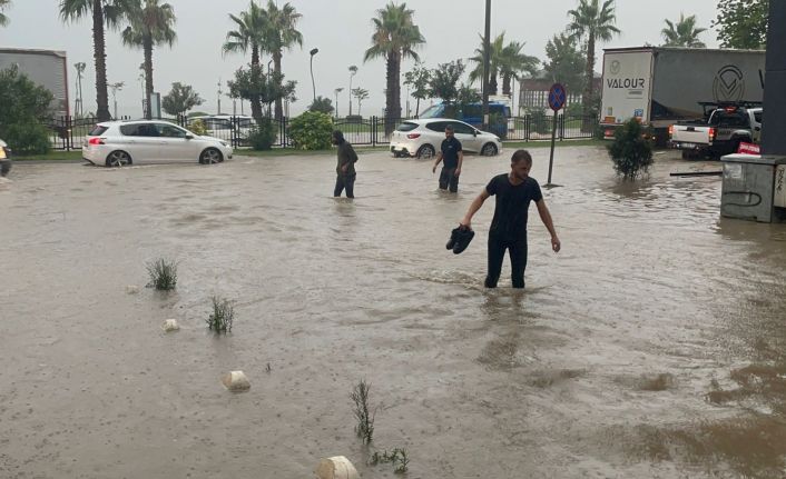 Ordu’da sel: Karadeniz Sahil Yolu ulaşıma kapandı, iş yerlerini su bastı