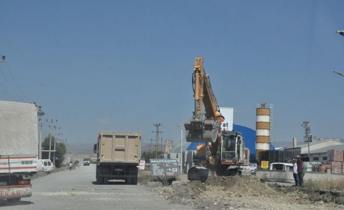 Organize ve Küçük Sanayi Sitesi’nin yolları yapılıyor