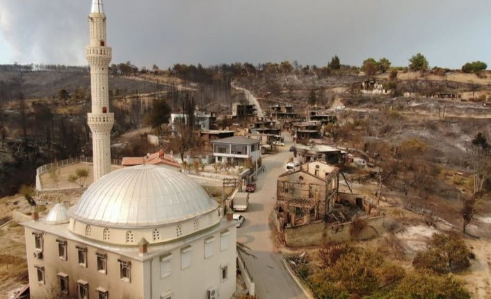 Orman yangınında onlarca evin yandığı mahallede caminin sadece duvarları zarar gördü