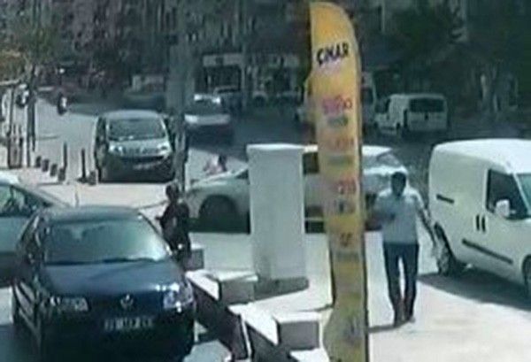 Otomobilin çarptığı genç kız metrelerce savruldu