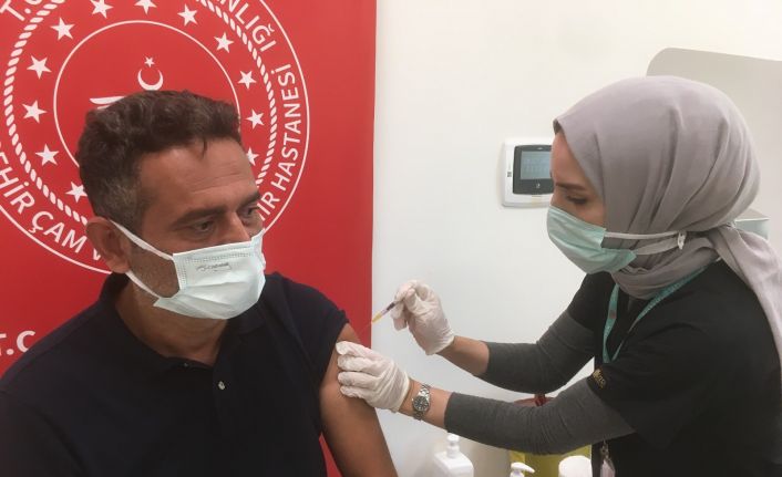 (Özel) Annesini korona virüsten kaybetti tüm arkadaşlarını aşıya götürüyor