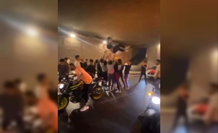 (ÖZEL)Asker eğlencesi yapmak isteyen magandalar yol kapatıp, lastik yaktı