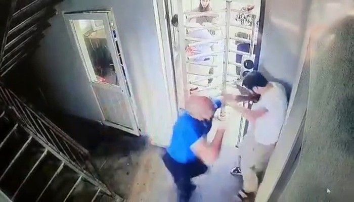 (ÖZEL) Çeçen asıllı olduğu iddia edilen grubun güvenlik görevlilerine saldırdığı anların görüntüsü ortaya çıktı