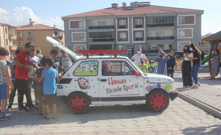 (Özel) Çocukları spora teşvik etmek için süslediği mini otomobille mahalle mahalle geziyor