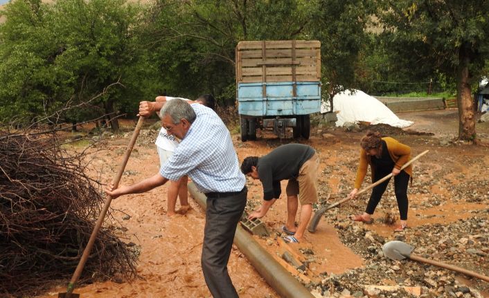 (Özel) Erzincan’da sağanak etkili oldu, meteoroloji kuvvetli yağış uyarısında bulundu