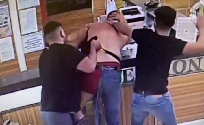 (Özel) Esenyurt’ta 5 kişi bir adamı sokak ortasında tekme tokat dövdü