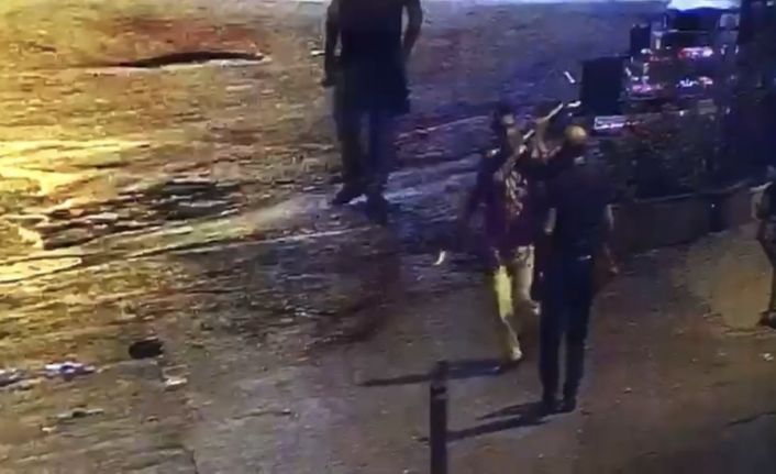 (Özel) İstanbul’da alkollü şahısların “kılıç kalkan oyunu” gibi bıçaklı kavgası kamerada