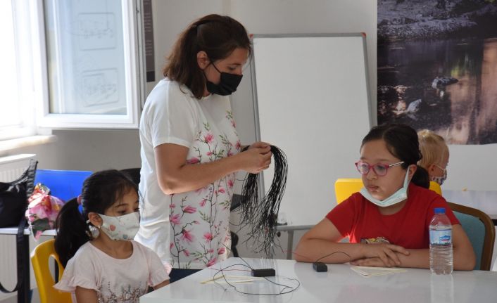 (ÖZEL) Öğrenciler robotik kodlama dersiyle hem öğreniyor hem eğleniyor