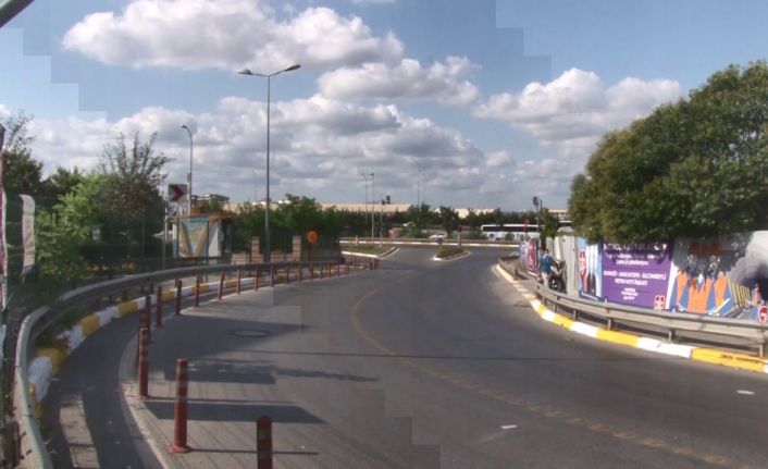 (Özel) Sultanbeyli’de yolun karşısına geçen 2 çocuk ile kadın, tır ile bariyer arasına sıkıştı