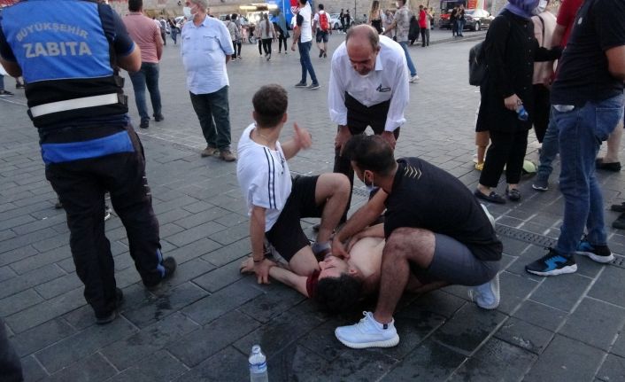 (Özel) Taksim Meydanı’nda yere yığılan kalp hastası gence vatandaşlar müdahale etti