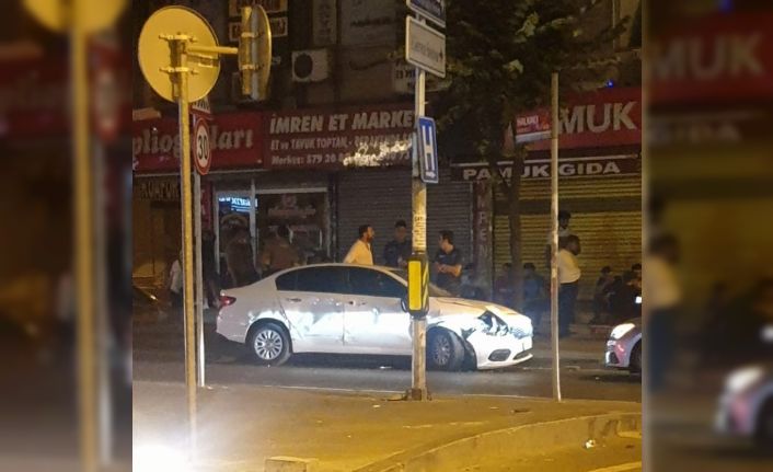 (ÖZEL) Ters yönden caddeye giren sürücü park halindeki otomobillere zarar verdi