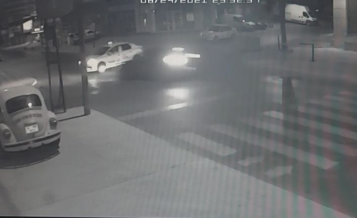 (Özel) Ümraniye’de aşırı hız dehşeti: Taksi metrelerce savruldu, 1 ağır yaralı